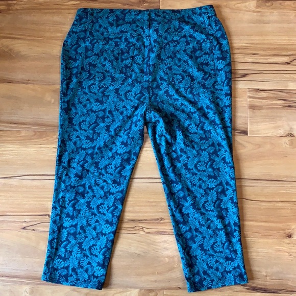 Faded Glory Leaf Pattern Capri - Picture 2 of 4